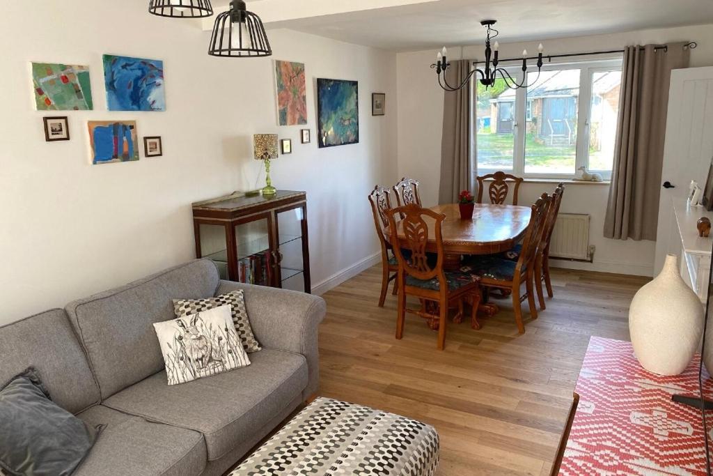 Lovely 3 Bedroom House In The Centre Of 拉文纳姆 外观 照片